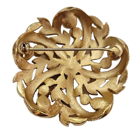 Trifari Crown Over T Gold Tone Faux Pearl Laurel Leaf Round Brooch, Signed M747 - Picture 3 of 7